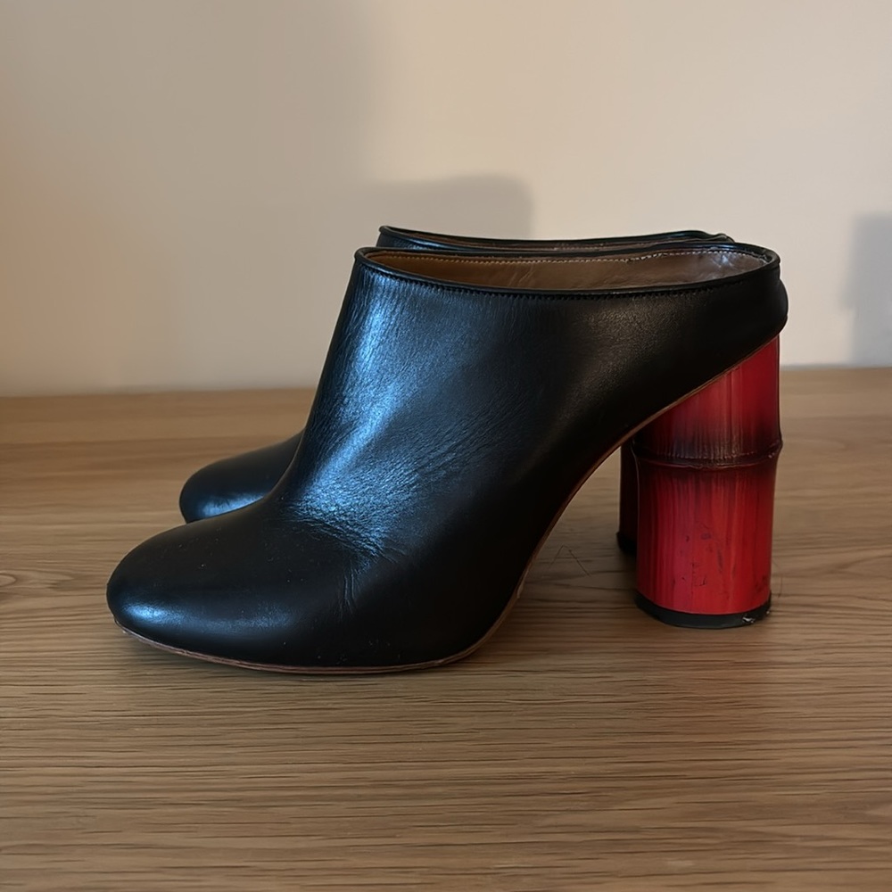 Acne mules